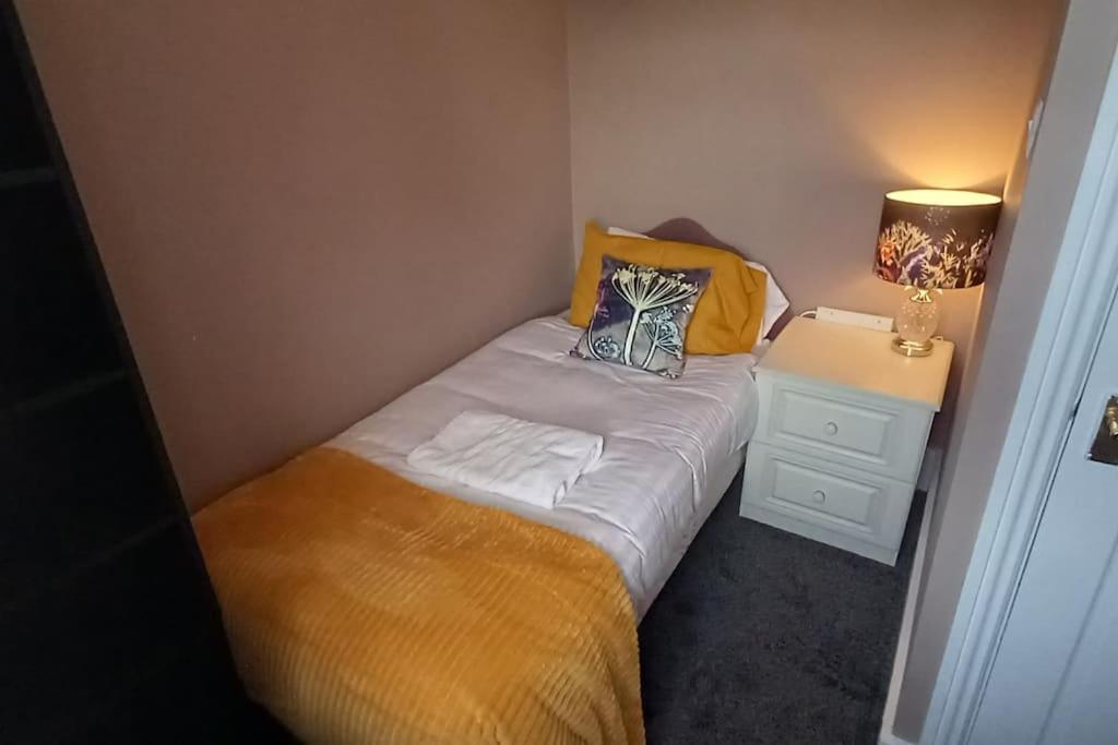 Peaceful Home From Home - Spacious 3 Bedroom House Accommodating 7 - Ideal For Families And Workers 盖茨黑德 外观 照片